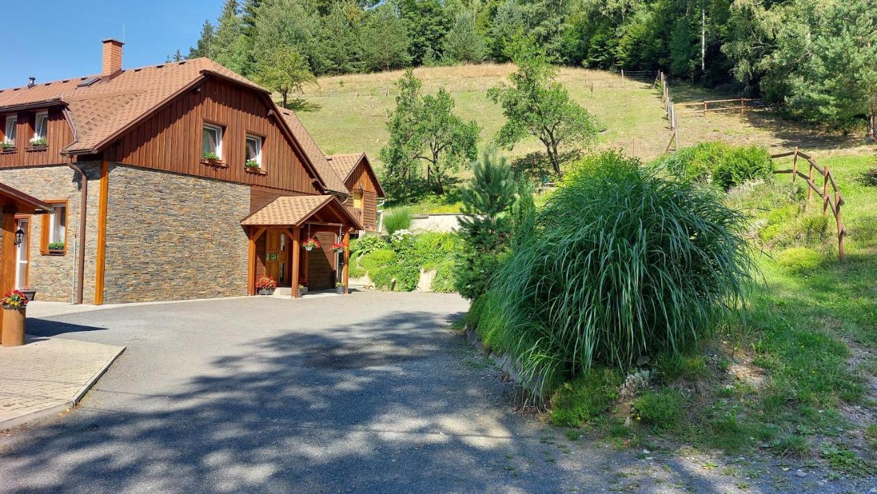 Hotel U Vesele Lisky Hutisko Exterior foto